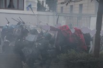 #18O Ancona - La polizia ferma un manifestante