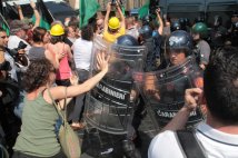 Gli aquilani a Roma - La polizia cerca di fermare la manifestazione, che si conquista il diritto a far sentire la propria voce