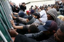 Francia - Migranti, trattamento disumano per una città sicura e pulita