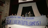 Roma - L'Onda irrompe al Teatro Valle e pratica l'autoriduzione