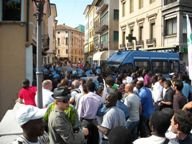 La CGIL ordina e la Questura manganella i migranti di Treviso