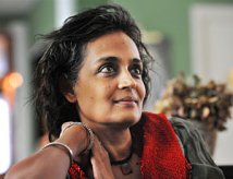 Arundhati Roy intervistata da Amy Goodman di Deomcracy Now