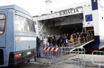 Centinaia le persone detenute illegalmente sulle navi ancorate al porto di Palermo