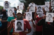 Foto manifestazioni per studenti desaparecidos in Messico