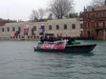 Venezia - Gli studenti assediano la Prefettura