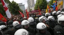 Blockupy Frankfurt: trentamila al corteo conclusivo, cinque ore di braccio di ferro con la polizia.