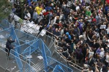 Spagna - cariche contro l'assedio al Parlamento