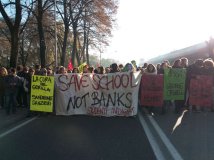 Vicenza- Manifestazione studentesca, Save school not banks