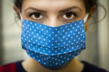 Lotta contro il coronavirus: se le donne si fermano, le mascherine cadono 