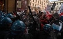 Contestato Salvini a Firenze, la piazza antirazzista assedia il comizio della Lega