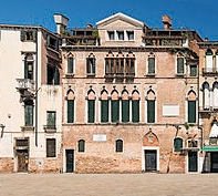 Venezia -  Una storia di svendita del patrimonio, operazioni finanziarie, banche e tagli al welfare