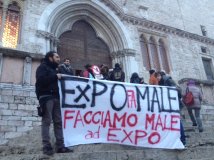 Perugia - Blitz NO EXPO alla Sala dei Notari