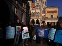 Padova - Consegnate 556 firme per l’Acqua Bene Comune!