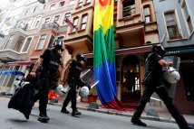 Erdogan ferma il Gay Pride di Istanbul, cariche e arresti