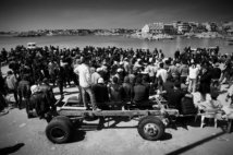 Report dal Presidio Welcome a Lampedusa. Arrivano i superstiti del naufragio. I minori denunciano violenze