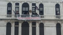 Occupato il consolato onorario greco a Venezia: «Stop isole-hotspot! Canali umanitari subito! Svuotare moria ora!»