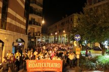 Alessandria - 600 indignati in piazza per la riapertura del teatro