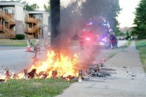 Ferguson - Un incendio distrugge il memoriale di Michael Brown 