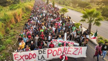 In fuga dalla povertà: Natale in carovana per diecimila migranti nel sud del Messico