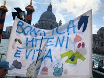 No Pfas: in centinaia a Venezia per chiedere la bonifica della Miteni