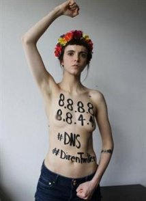 Elezioni in Turchia: la giornata inizia con le Femen che irrompono nel seggio elettorale dell'AKP