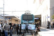 Perugia 3 marzo - occupati i binari della stazione