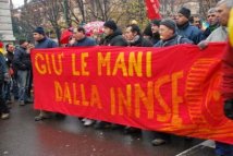Milano, INNSE - Gli operai forzano il blocco della polizia