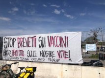 Padova - Manifestazione davanti all'hub vaccinale: «No ai brevetti sui vaccini!»