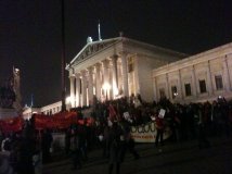 Vienna - Gli studenti invadono le scalinate del parlamento