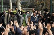 Iran, duri scontri a Teheran. lLa polizia spara i lacrimogeni
