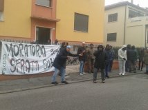 Padova - Blocco sfratto via Fasolato