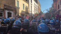 G20 a Venezia, è il giorno della protesta: violata la zona rossa. La polizia carica violentemente il corteo. Un fermo e diversi feriti