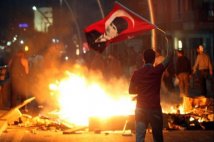 Turchia, 3 morti a seguito degli incidenti. La protesta si allarga con l'indizione di scioperi