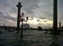 Venezia Grande nave acqua alta